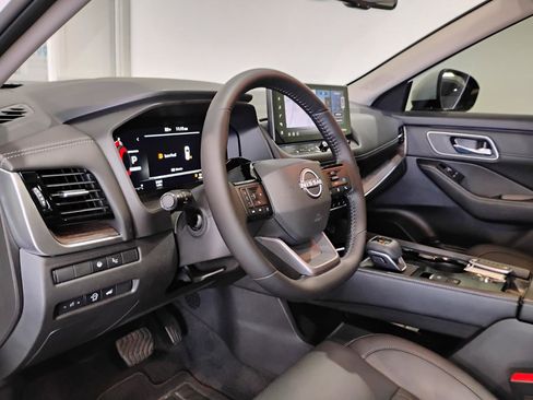 Used 2025 Nissan Rogue Platinum w/ Tech Package image 83