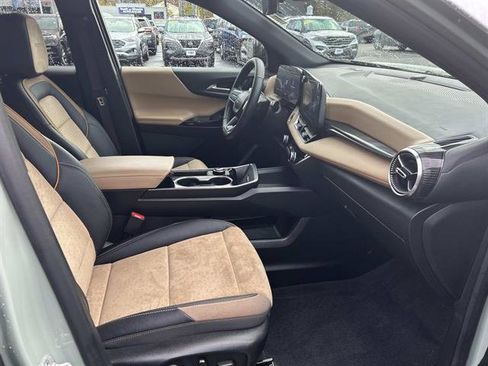 Used 2025 Chevrolet Equinox ACTIV w/ Safety and Technology Package image 19