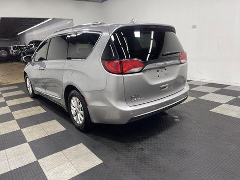 Used 2018 Chrysler Pacifica Touring-L FWD image 2