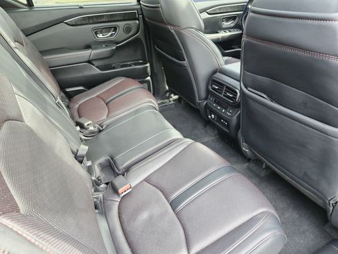 Used 2025 Honda Pilot Black Edition image 23