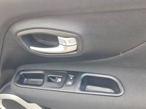 Used 2019 Jeep Renegade Latitude FWD image 17