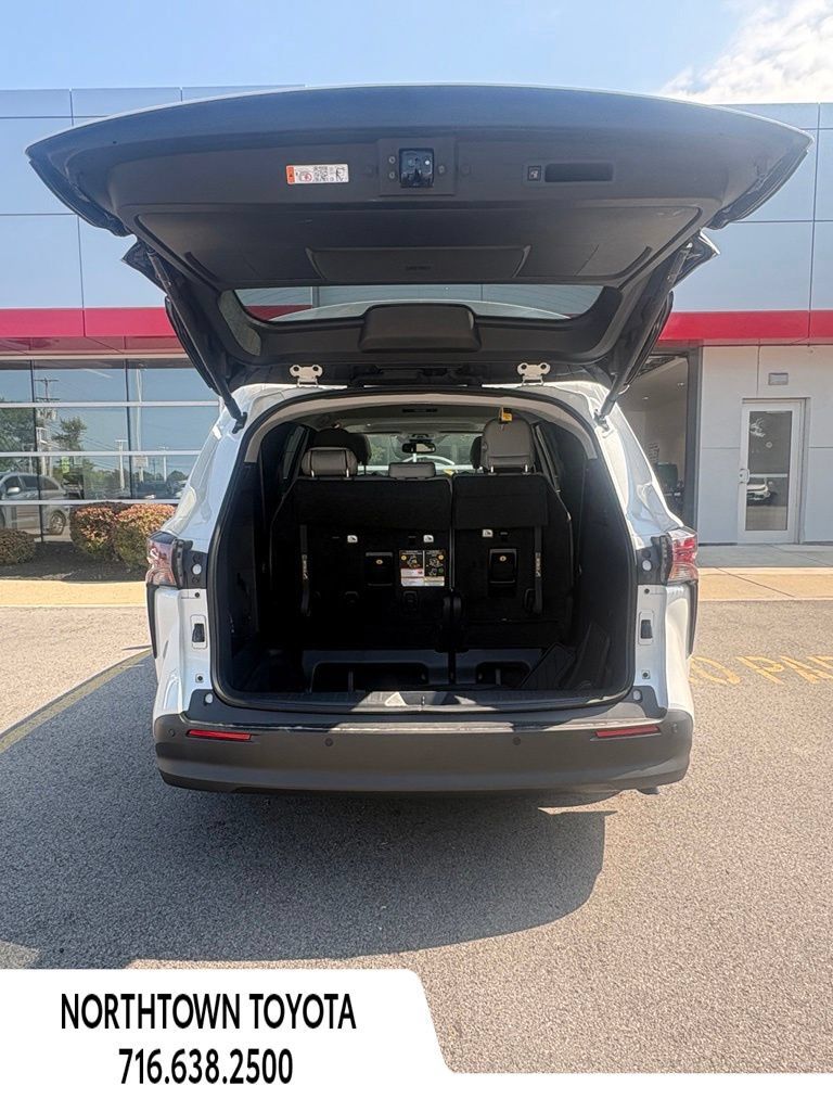 Used 2025 Toyota Sienna XLE w/ XLE Plus Package FWD image 8