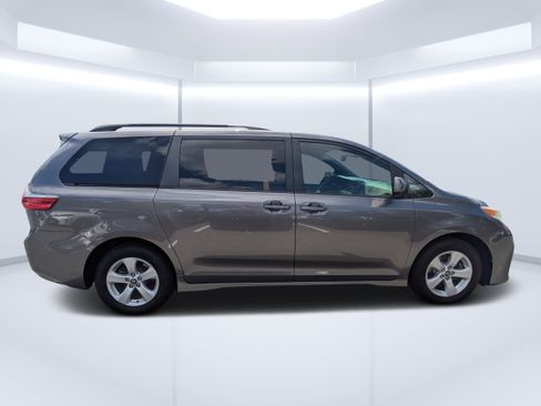 Used 2020 Toyota Sienna LE FWD image 2