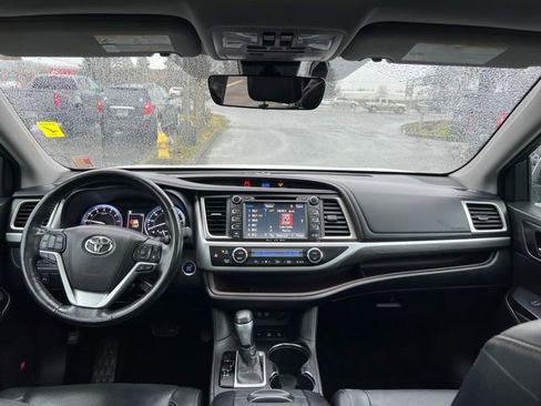 Used 2017 Toyota Highlander Limited Platinum image 16