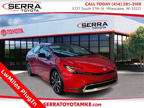 Used 2025 Toyota Prius Plug-In Hybrid image 1