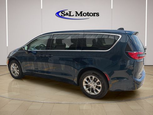 Certified 2023 Chrysler Pacifica Touring-L w/ Uconnect Theater Family Group AWD/4WD image 5