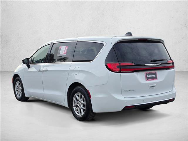 Used 2024 Chrysler Pacifica Touring-L FWD image 3