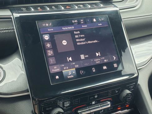 Used 2022 Jeep Grand Cherokee Laredo w/ Luxury Tech Group I AWD/4WD image 17