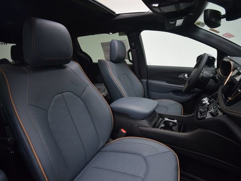 New 2027 Chrysler Pacifica Pinnacle FWD image 17