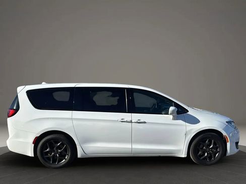 Used 2020 Chrysler Pacifica Touring w/ S Appearance Package image 4