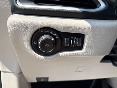 Used 2023 Chrysler Pacifica Touring-L FWD image 17