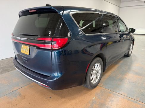 Used 2023 Chrysler Pacifica Touring-L FWD image 7