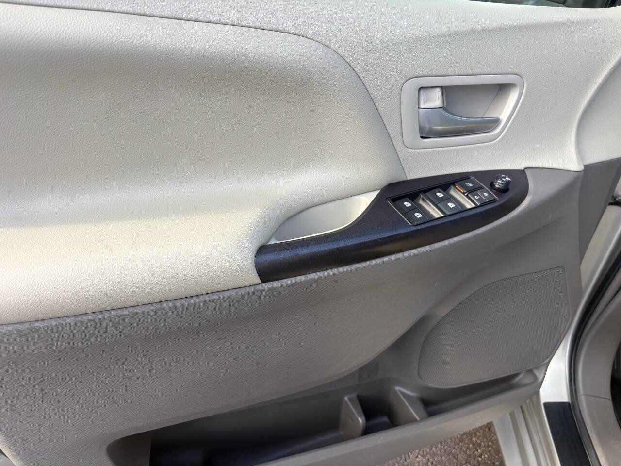 Used 2015 Toyota Sienna LE FWD image 17
