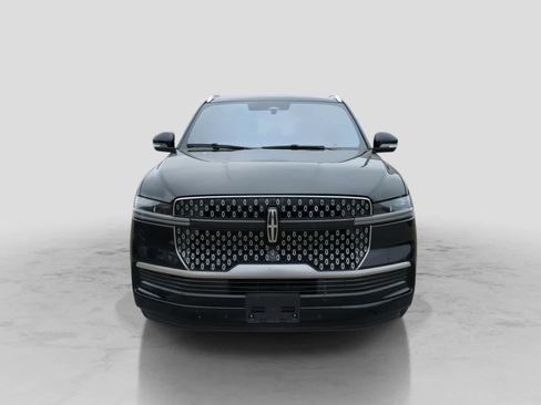 Used 2025 Lincoln Navigator Reserve AWD/4WD image 3