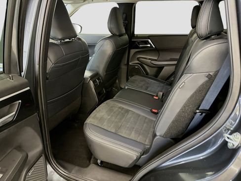 Used 2025 Mitsubishi Outlander SE image 29