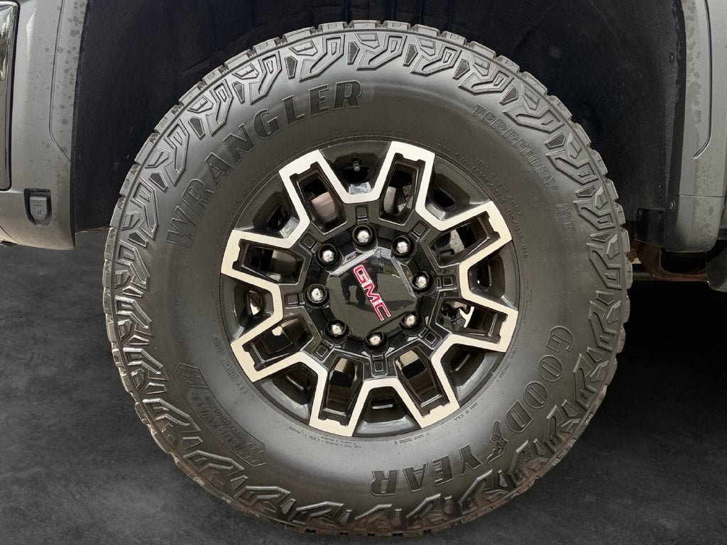 Used 2025 GMC Sierra 2500 AT4X AWD/4WD image 5