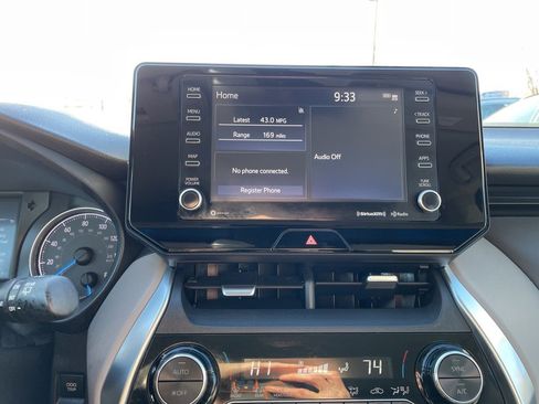 Certified 2021 Toyota Venza LE image 29