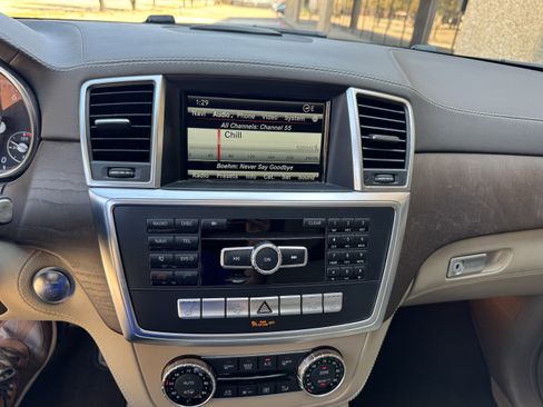 Used 2014 Mercedes-Benz GL 450 4MATIC image 24