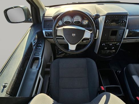 Used 2009 Dodge Grand Caravan SXT image 3