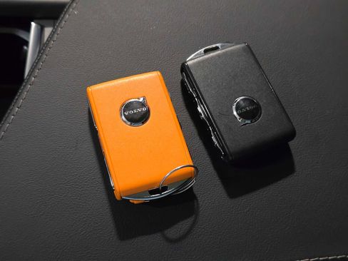 Used 2025 Volvo XC90 B6 Ultra w/ Protection Package Premier image 34