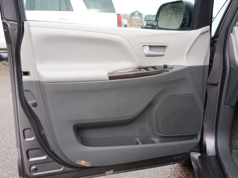 Used 2016 Toyota Sienna XLE image 12