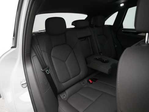 Certified 2023 Porsche Macan AWD/4WD image 29