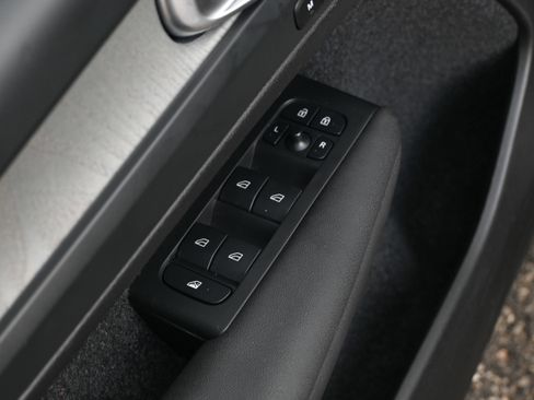 Used 2025 Volvo XC40 B5 Core image 29