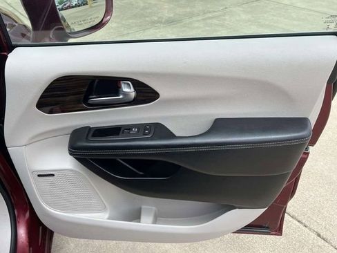 Used 2022 Chrysler Pacifica Limited image 17