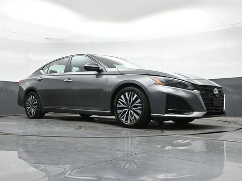 Used 2025 Nissan Altima 2.5 SV FWD image 41