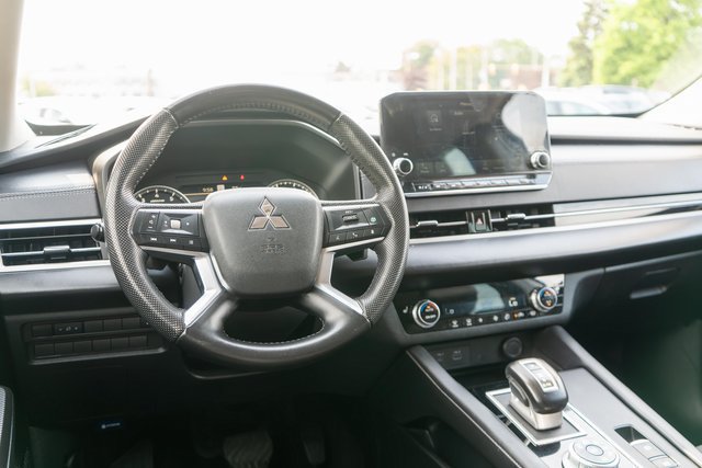 Used 2023 Mitsubishi Outlander SE AWD/4WD image 15