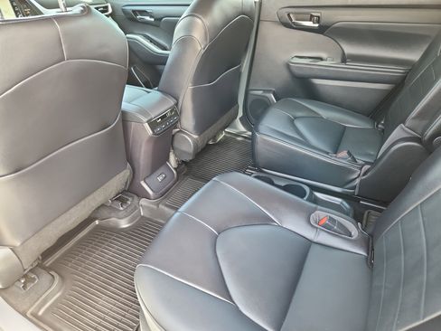 Used 2022 Toyota Highlander XLE image 11