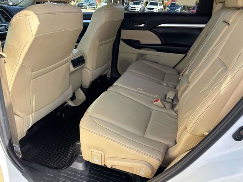 Used 2019 Toyota Highlander XLE image 12