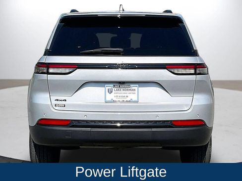 Used 2023 Jeep Grand Cherokee Altitude AWD/4WD image 9