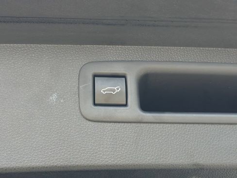 Used 2022 Toyota Highlander XLE AWD/4WD image 7