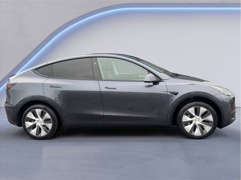 Used 2023 Tesla Model Y 2WD image 7