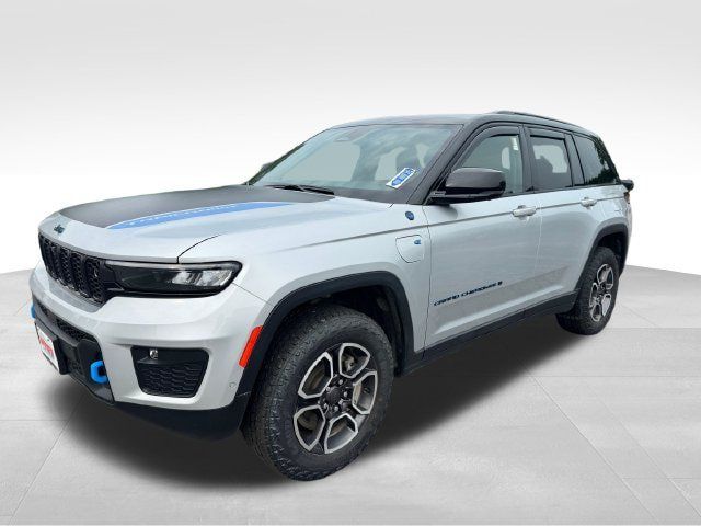 Used 2023 Jeep Grand Cherokee Trailhawk w/ Advanced Protech Group II AWD/4WD image 2