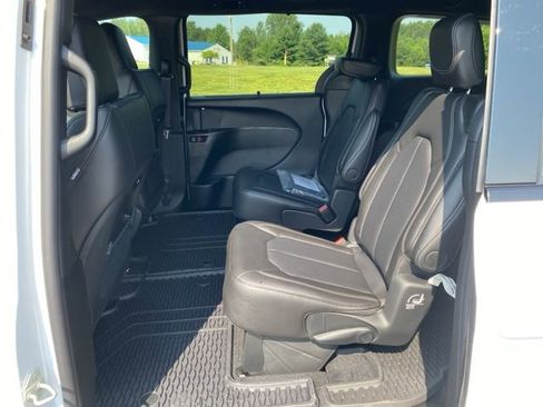 New 2025 Chrysler Pacifica Select w/ Fav Edition Package FWD image 24