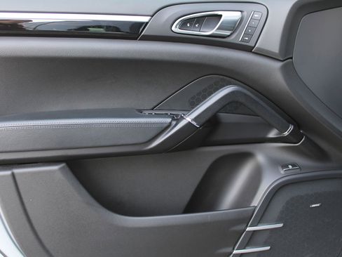 Used 2017 Porsche Cayenne S image 12