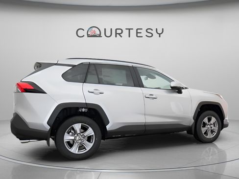 Used 2025 Toyota RAV4 XLE FWD image 13