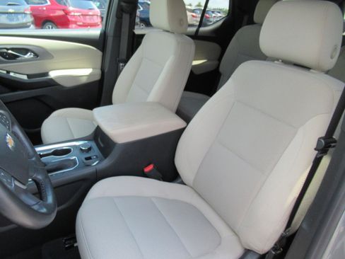 Used 2023 Chevrolet Traverse LT FWD image 19