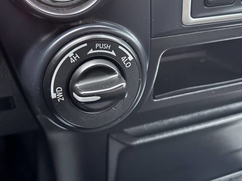 Used 2017 Nissan Titan S image 17