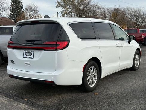 Used 2024 Chrysler Pacifica Touring-L FWD image 4