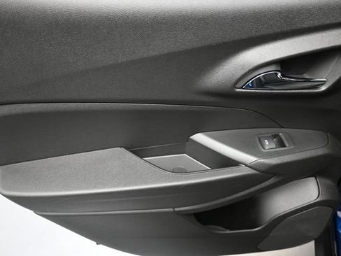 Used 2024 Chevrolet Trax LT w/ Sunroof Package FWD image 12
