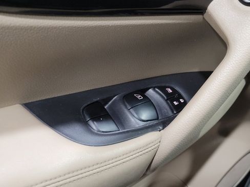 Used 2017 Nissan Rogue SV image 27