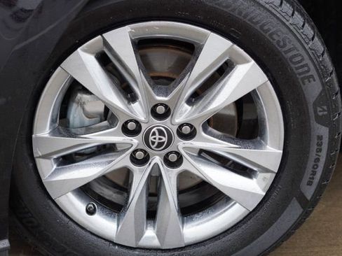 Used 2023 Toyota Sienna Limited image 10