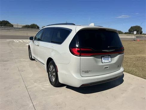 Used 2021 Chrysler Pacifica Limited w/ Uconnect Theater Family Group image 5
