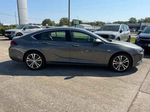 Used 2018 Buick Regal Essence w/ Driver Confidence Package #1 FWD image 2