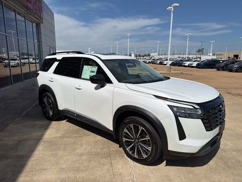 New 2026 Nissan Pathfinder Platinum image 5