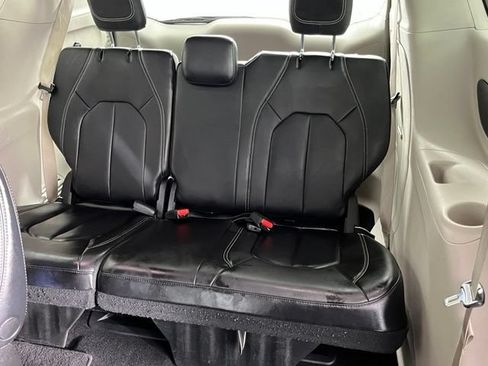 Used 2023 Chrysler Pacifica Touring-L FWD image 25