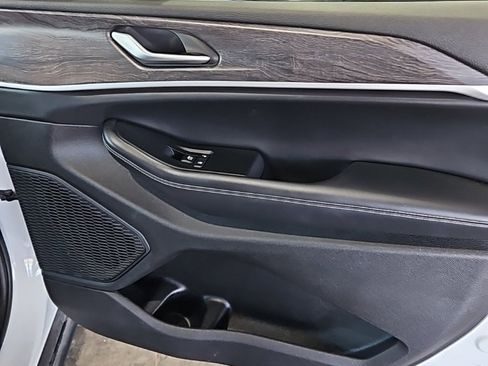 Used 2024 Jeep Grand Cherokee Limited image 11